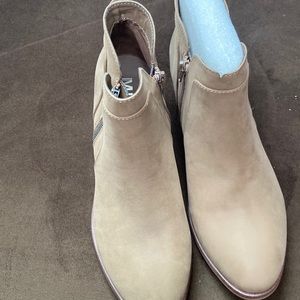 low heeled boots, ankle boots, zippers on both sides brand new, never been worn